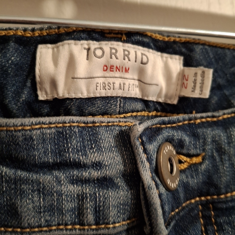 Classic Blue Women's Denim Jeans - Stylish Faded Wash - Picture 5 of 7
